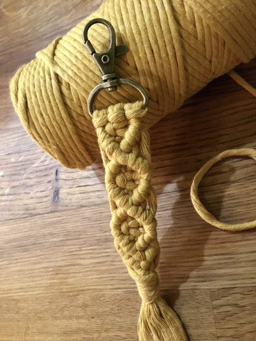 Macramé klíčenka (přívěsek) - mustard — foto 2