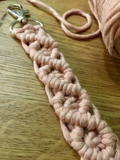Macramé klíčenka (přívěsek) - blush — foto 2