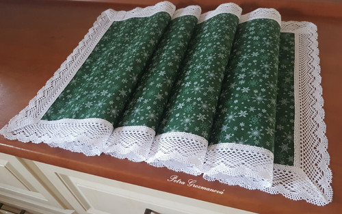 Běhoun s aplikací bílé krajky. — foto 3
