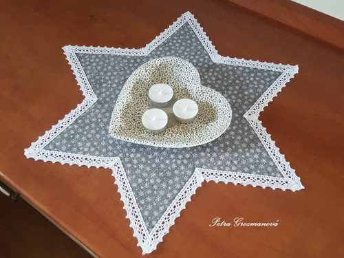 Běhoun s aplikací bílé krajky. — foto 2