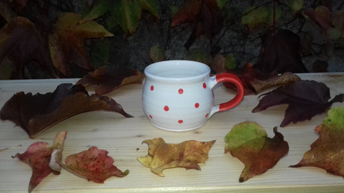 Bílý hrníček s červenými puntíky — foto 2