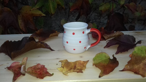Bílý hrníček s červenými puntíky — foto 3