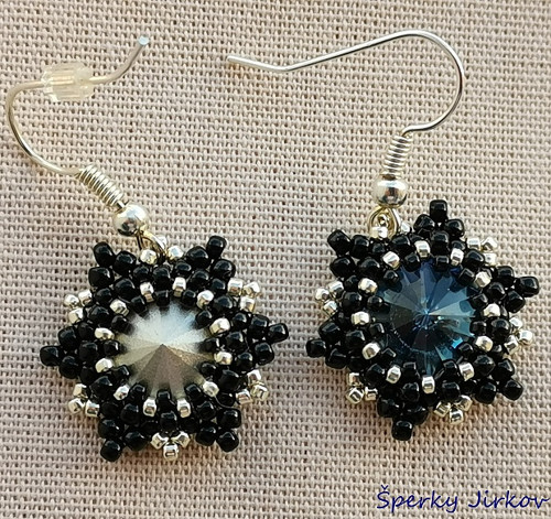 Černostříbrné náušnice s kamenem Swarovski. — foto 2
