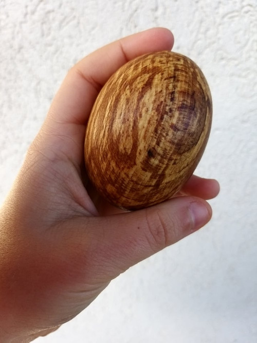 Bukový valounek do ruky - barevný — foto 2