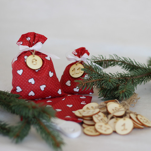 Adventní pytlíčky červené se srdíčky 24 ks — foto 2