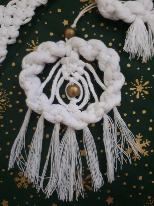 Vánoční Macramé ozdoba věneček — foto 4