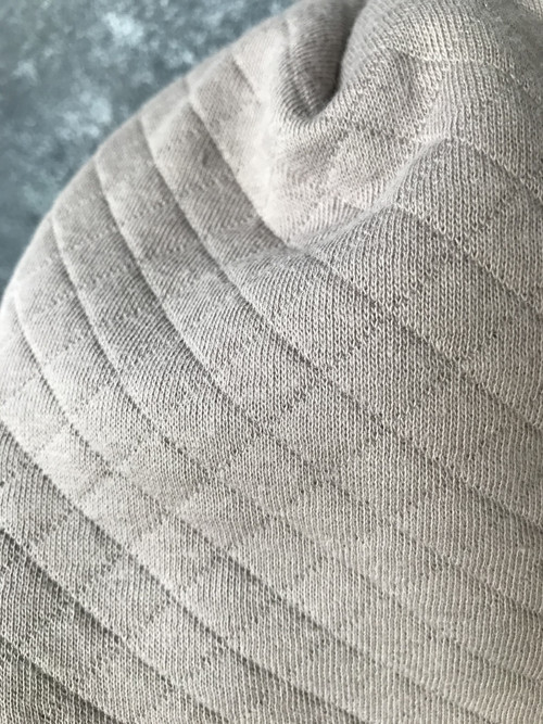 Čepice - béžová s koženým detailem — foto 2
