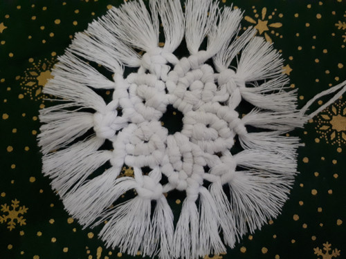Vánoční ozdoba Bílá macramé vločka - LEVÁ — foto 2