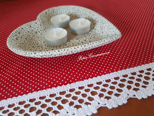 Prostírání s aplikací bílé krajky. — foto 2
