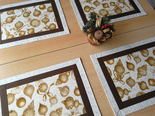Zlaté baňky v hnědém rámečku — foto 2