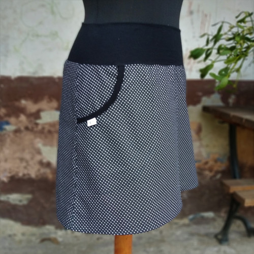 Černá s puntíky - vel. L — foto 2