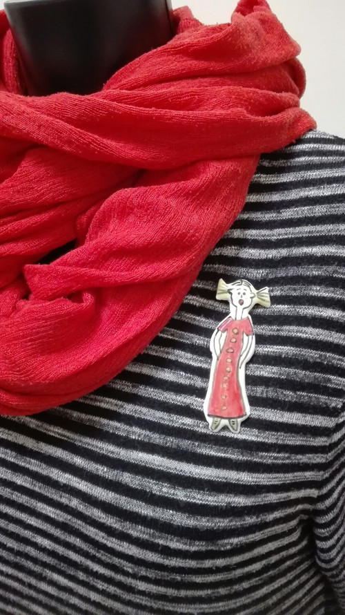 Porcelánová brož Holka v červené. — foto 3
