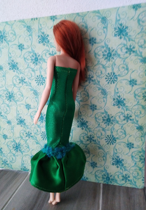 Šaty na Barbie - zelené s volánkem — foto 2