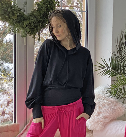 Černá mikina s kapucí — foto 2