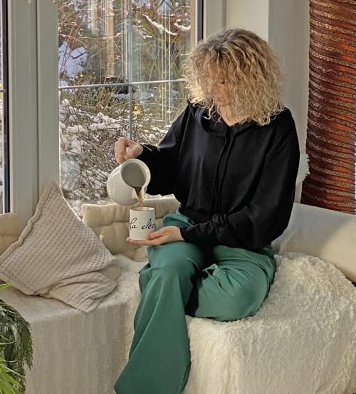 Černá mikina s kapucí — foto 3
