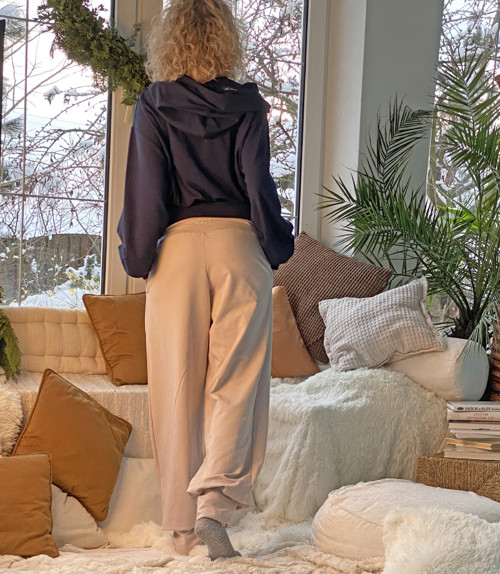 Černá mikina s kapucí — foto 6