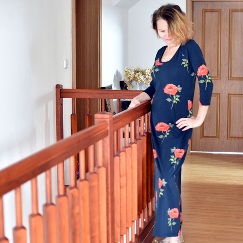 Černé šaty s růžemi — foto 3