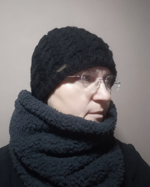 Černá pletená čepice s copánky ... — foto 2