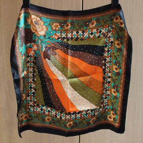 Pestrobarevný retro šátek — foto 2