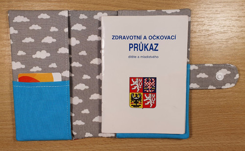 Obal na očk. průkaz mráčky, modrý - broučci — foto 3
