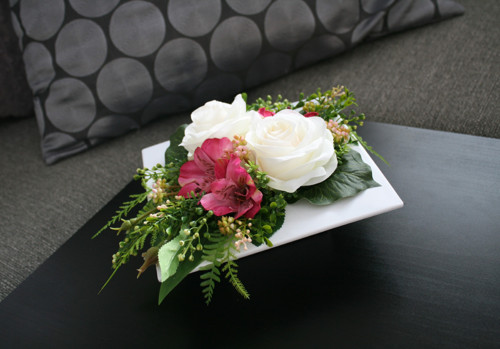 Ikebana s růžemi a alstromeriemi — foto 3