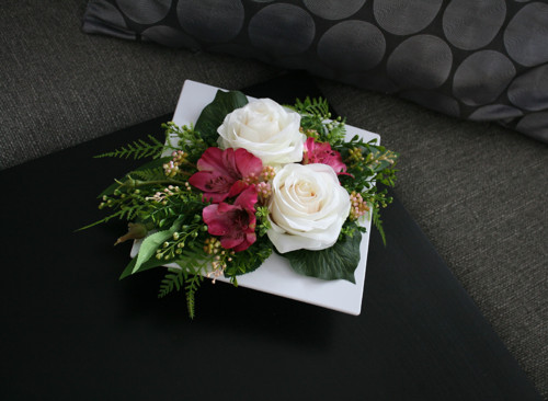 Ikebana s růžemi a alstromeriemi — foto 2
