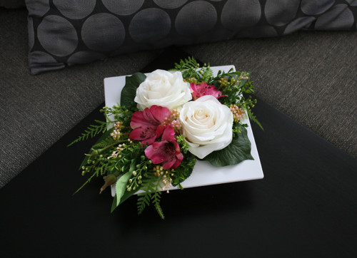 Ikebana s růžemi a alstromeriemi — foto 4