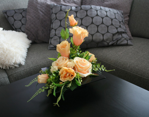 Ikebana s meruňkovými růžemi a eustomami — foto 5