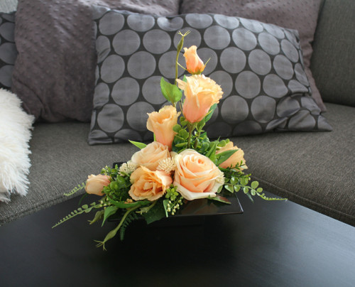 Ikebana s meruňkovými růžemi a eustomami — foto 2