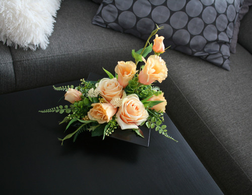 Ikebana s meruňkovými růžemi a eustomami — foto 6