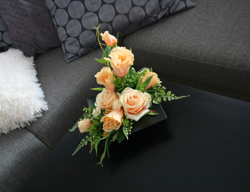 Ikebana s meruňkovými růžemi a eustomami — foto 3
