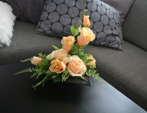 Ikebana s meruňkovými růžemi a eustomami — foto 4