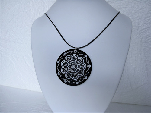 Černostříbrná mandala — foto 2