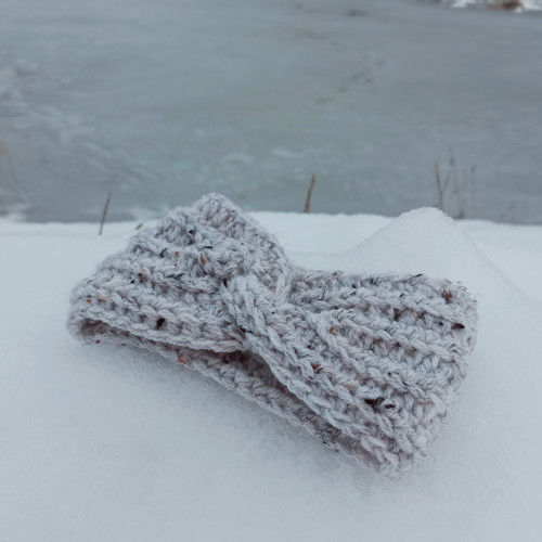 Háčkovaná čelenka s uzlem — foto 3