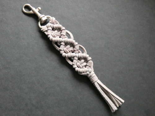 Macrame klíčenka/přívěsek - šedá,imitace kůže — foto 3