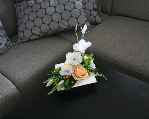 Ikebana s růžemi a eustomami bílomeruňková — foto 6