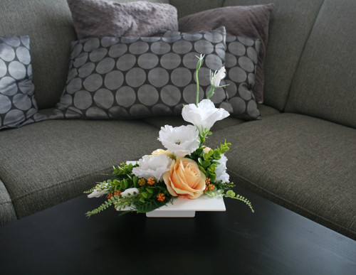 Ikebana s růžemi a eustomami bílomeruňková — foto 3