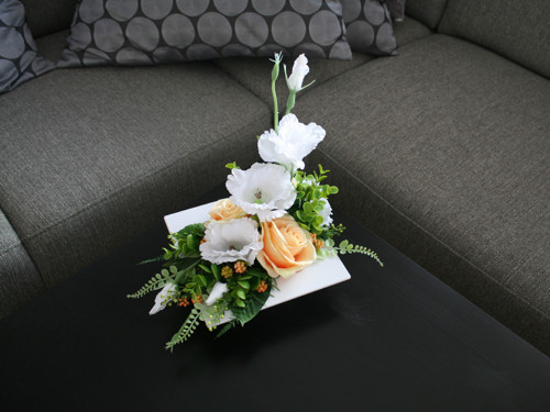 Ikebana s růžemi a eustomami bílomeruňková — foto 5