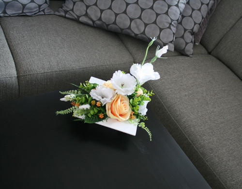 Ikebana s růžemi a eustomami bílomeruňková — foto 2
