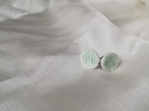 Porcelánové naušnice světlé lístky — foto 4