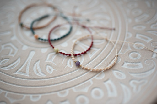 Macramé náramek s ametystem — foto 3