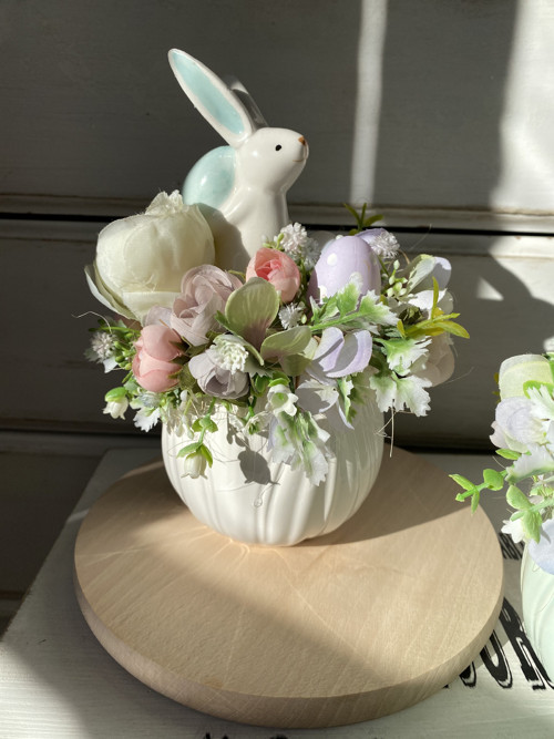 Králíček v bílém tulipánku — foto 4