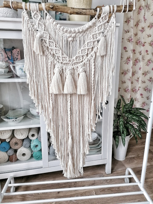 Macrame dekorace v krémové barvě — foto 3