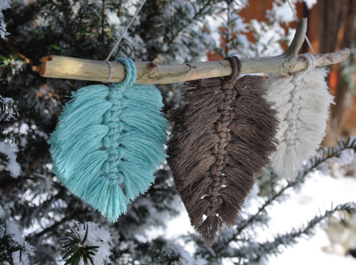 Macramé peříčkový závěs — foto 3