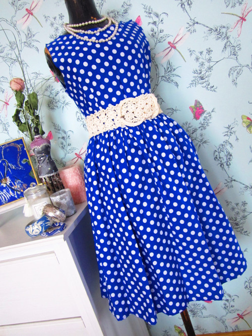 Šaty retro look modrobílé puntíky — foto 2