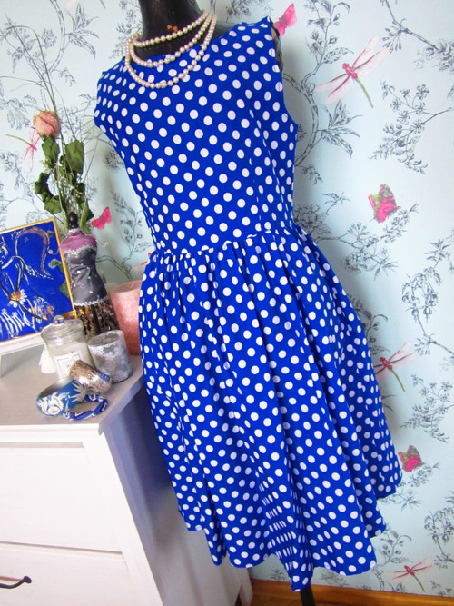 Šaty retro look modrobílé puntíky — foto 3