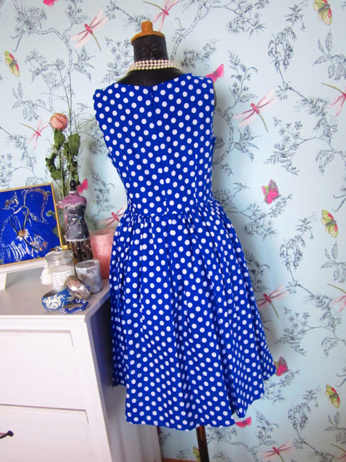 Šaty retro look modrobílé puntíky — foto 5