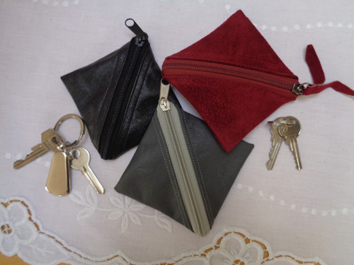 Kožená klíčenka šedá — foto 2