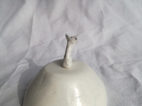Mini kočka porcelánová puntikatá — foto 3