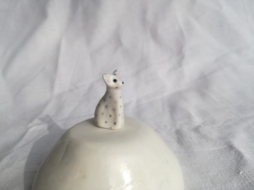 Mini kočka porcelánová puntikatá — foto 2